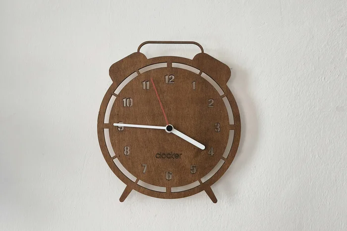 Dřevěné hodiny Clocker s bílými ručičkami a alarmem
