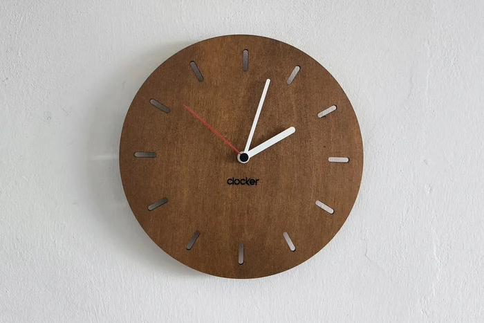 Dřevěné nástěnné hodiny Clocker s bílými ručičkami