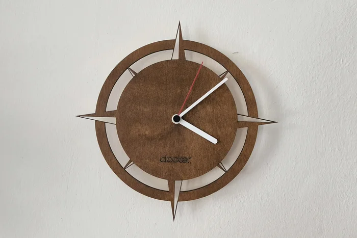 Dřevěné nástěnné hodiny Compass s bílými ručičkami