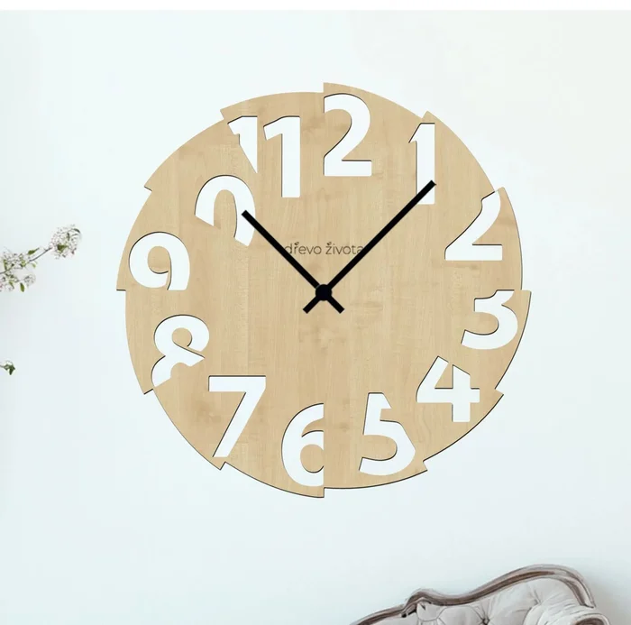 Dřevěné nástěnné hodiny HALF s polovičním designem