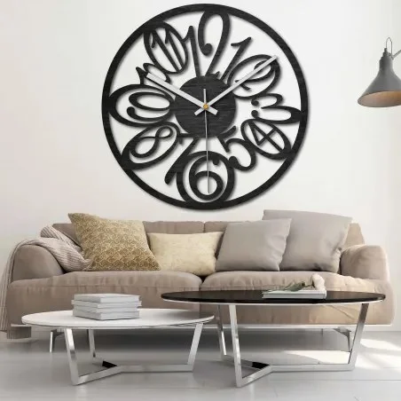 Dřevěné nástěnné hodiny s originálním číselným designem