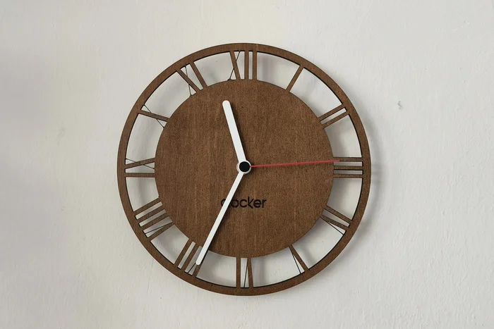 Dřevěné retro nástěnné hodiny s černými ručičkami