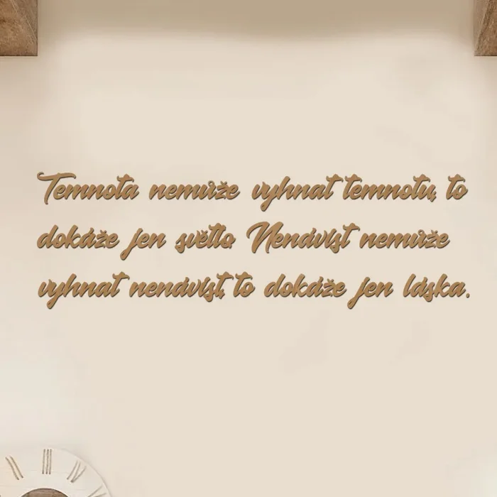 Dřevěný nápis Světlo na zeď