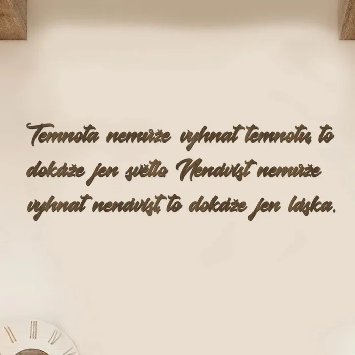 Dřevěný nápis Světlo na zeď