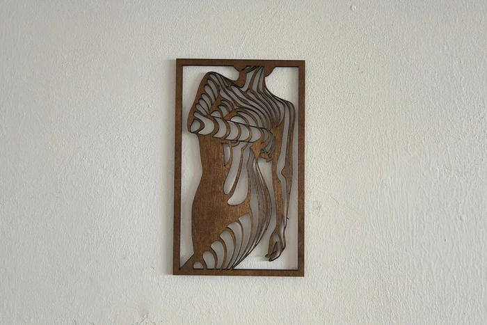 Dřevěný obraz na stěnu Žena 18x30 cm Ořech
