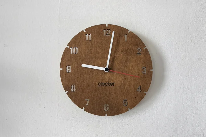 Elegantní Dřevěné Nástěnné Hodiny Clocker s Bílými Ručičkami