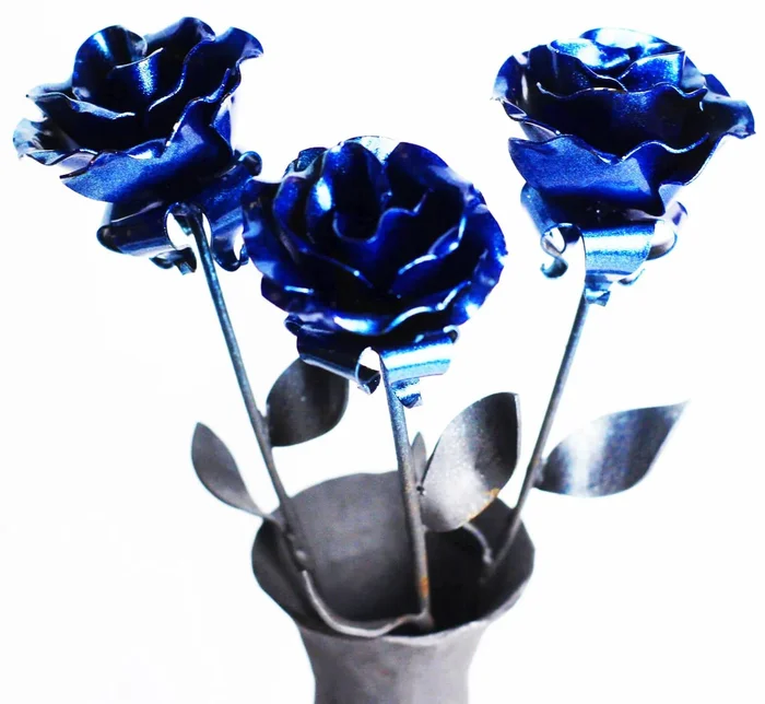 Elegantní kytice kovových růží – modrý odstín – 6 kusů