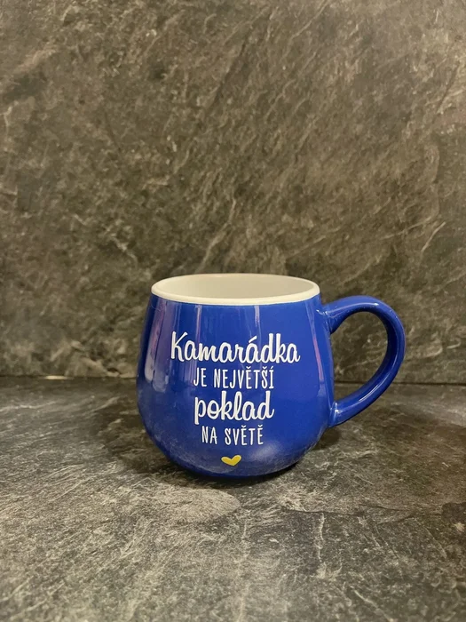 Keramický hrníček s nápisem KAMARÁDKA JE NEJVĚTŠÍ POKLAD