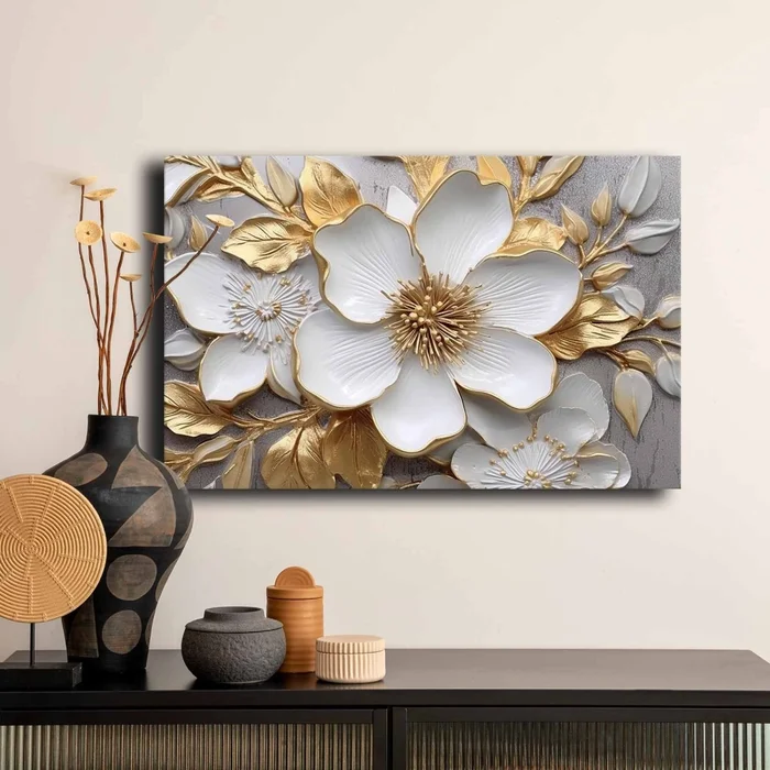 Květ na bílozlatých lístcích — obraz na plátně 45 × 70 cm