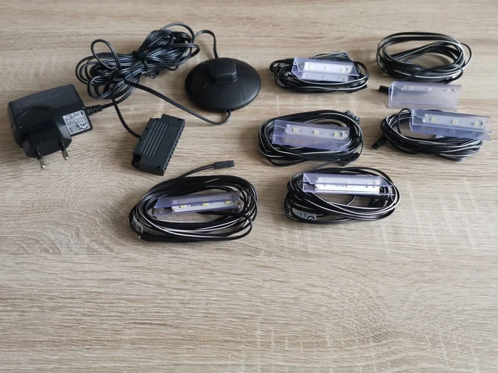 LED osvětlení na skleněné police – 6 ks, studená bílá
