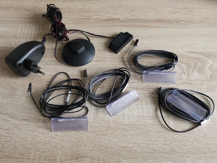 LED osvětlení na skleněné police – sada 4 ks, studená bílá