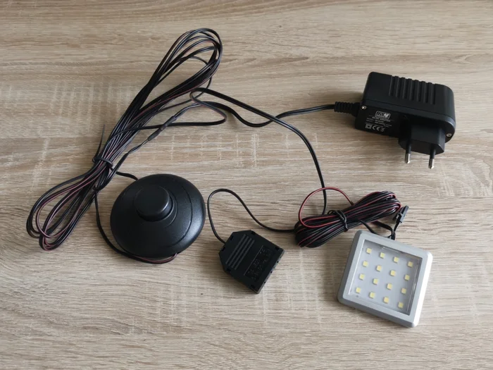 LED osvětlení TANIS II pro jednu polici – studená bílá