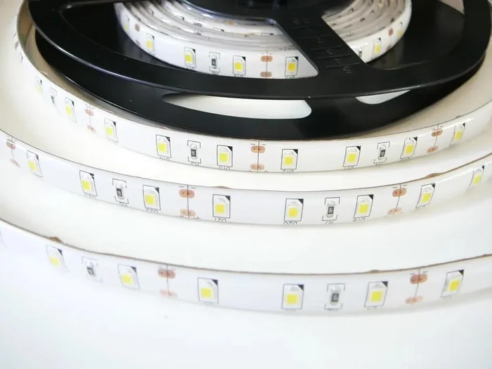 LED pásek SB3-W300 s teplou a denní bílou