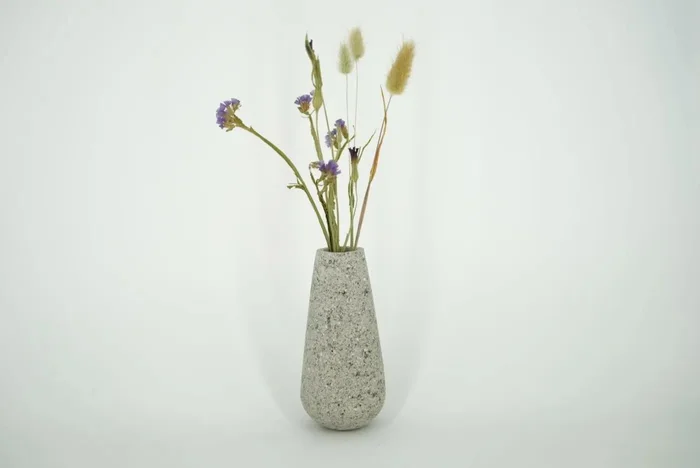 Malá dekorativní váza na suché květiny