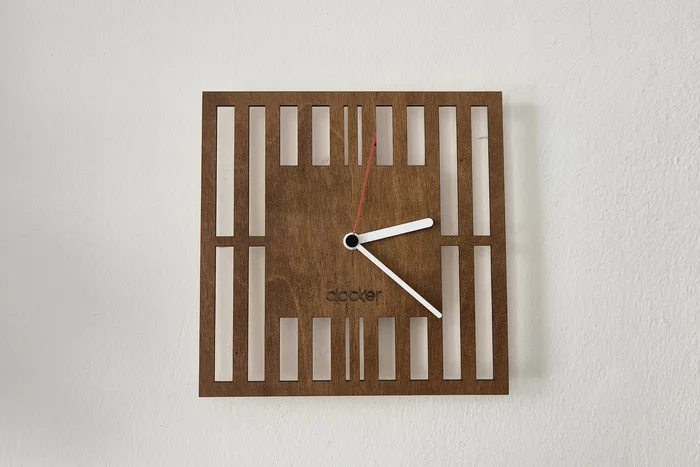 Moderní dřevěné hodiny Clocker s pruhovaným designem