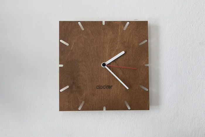 Moderní Dřevěné Nástěnné Hodiny Cube s Bílými Ručičkami