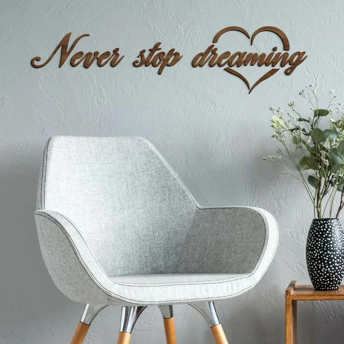 Motivační dřevěný nápis Never Stop Dreaming