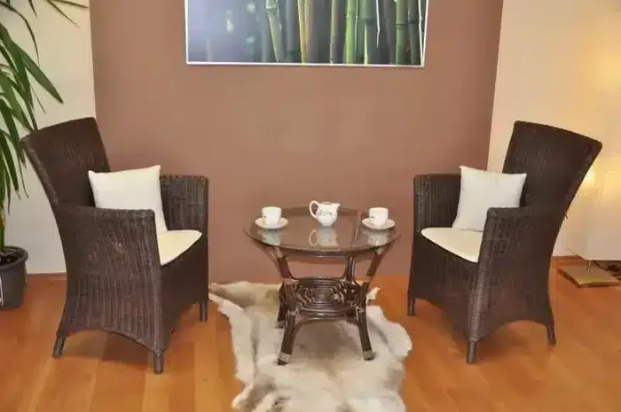 Ratanová souprava Pluto 2+1 – hnědá, polstry přírodní bílé