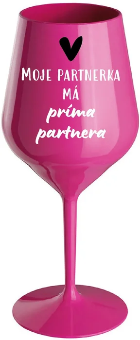 Růžová nerozbitná sklenice na víno s motivem Moje partnerka má práva partnera – 470 ml