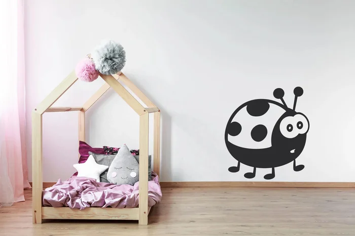 Samolepka na zeď Beruška černá 30x33 cm