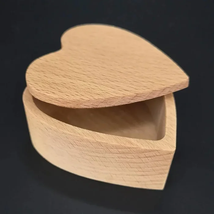 Srdíčková dřevěná krabička 8x3 cm