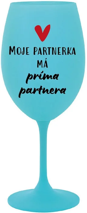 Tyrkysová sklenice na víno s nápisem MOJE PARTNERKA MÁ PRÁVÉHO PARTNERA