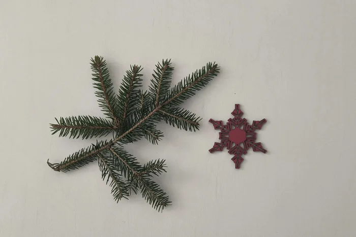 Vánoční dřevěná vločka na strom 7x7cm, bílá